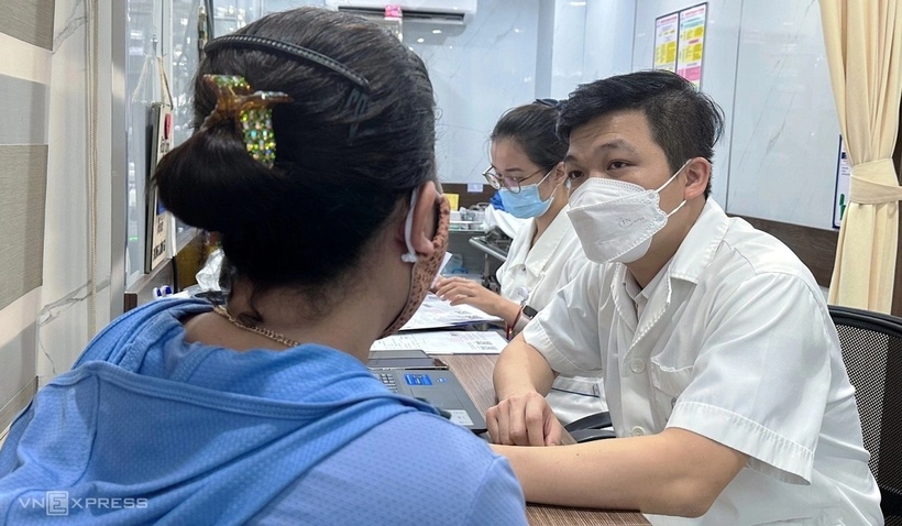 Bác sĩ Ngô Văn Tỵ, Khoa Ung bướu, Bệnh viện Đại học Y Hà Nội đang thăm khám cho bệnh nhân.  Ảnh: Vnexpress.