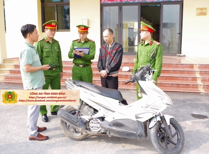 Đối tượng Lê Thanh Tuyền tại cơ quan Công an. Ảnh: Cổng thông tin điện tử Công an tỉnh Ninh Bình