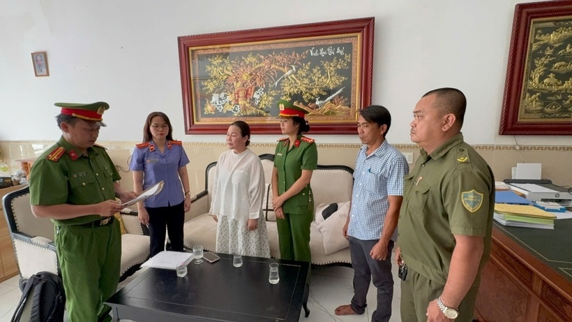 Cảnh sát khám xét nơi ở của bà Tiền. Ảnh: Dân trí