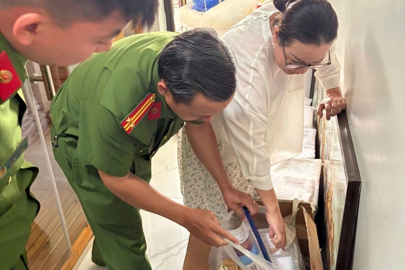 Clip: Công an khám xét nhà doanh nhân Nguyễn Ngọc Tiền ở TP.HCM, thu giữ nhiều tài liệu - 3