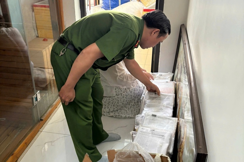 Công an TP.HCM khám xét nhà bà Nguyễn Ngọc Tiền. Ảnh: Người lao động, Dân trí