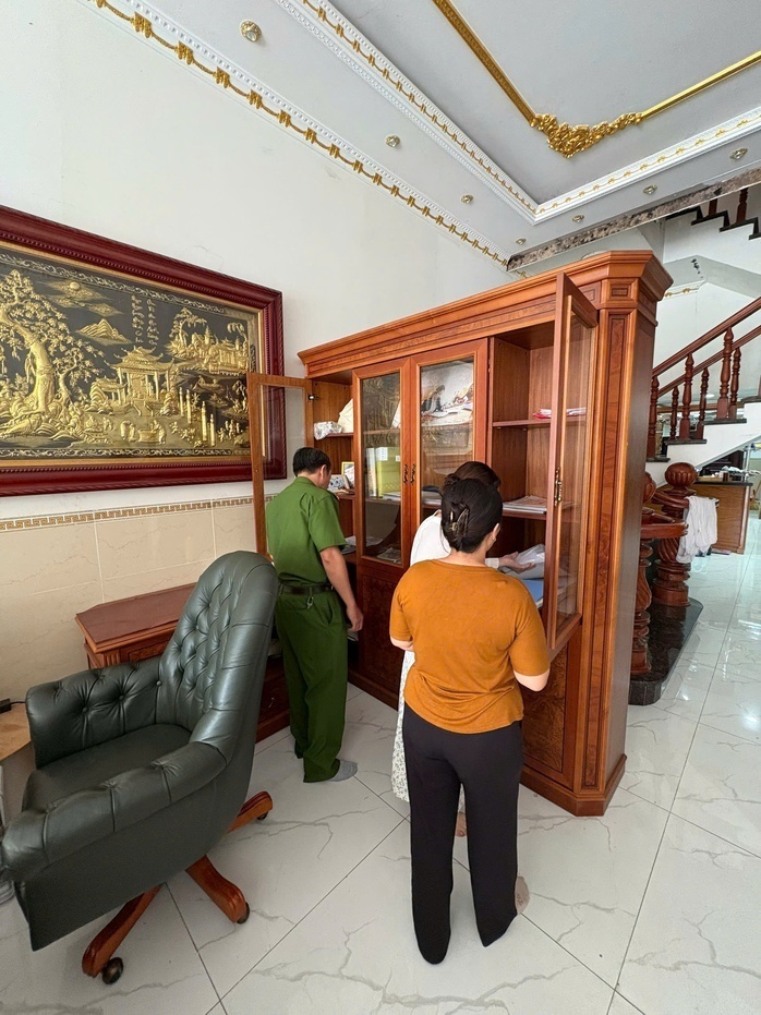 Clip: Công an khám xét nhà doanh nhân Nguyễn Ngọc Tiền ở TP.HCM, thu giữ nhiều tài liệu - 1