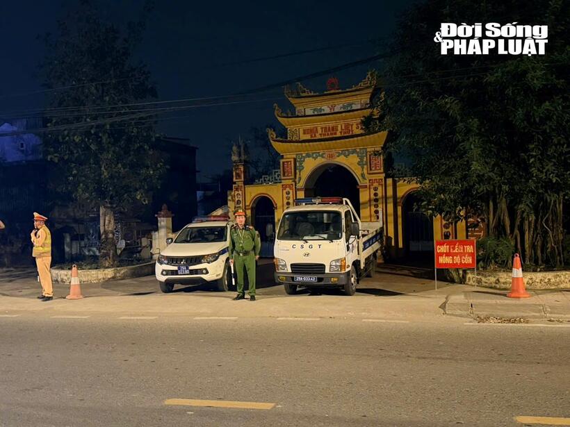 Đội CSGT đường bộ số 10 đã lập chốt kiểm tra các phương tiện lưu thông qua khu vực xã Tam Hưng (TP Hà Nội).