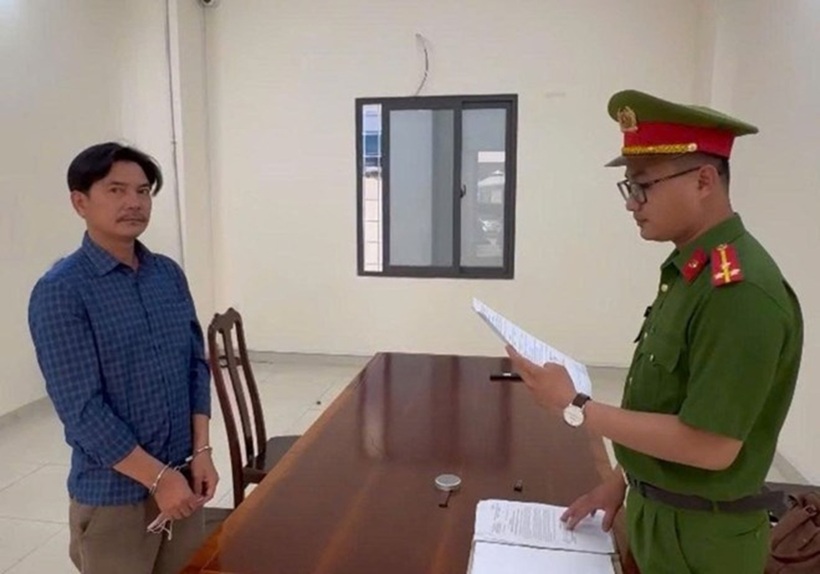 Cơ quan Cảnh sát điều tra Công an tỉnh tống đạt quyết định khởi tố, bắt tạm giam đối với bị can Trần Văn Bình. Ảnh: Lao động