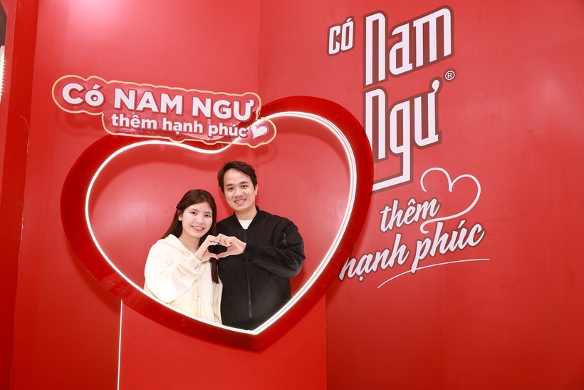 Một đôi bạn trẻ có mặt tại Festival Phở từ ngày đầu khai mạc.