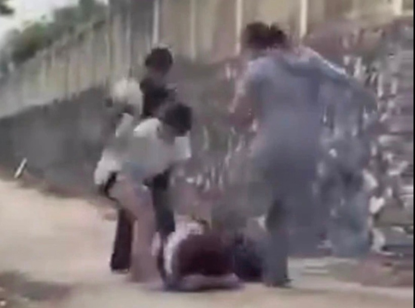 Nữ sinh yếu thế bị nhóm 3 thiếu nữ vây ráp, tấn công dồn dập. Ảnh: Báo Công lý.