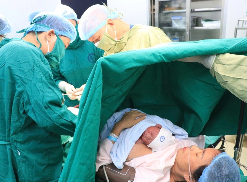 Sản phụ 60 tuổi đón bé trai 2,8kg. Ảnh: Báo Dân trí.