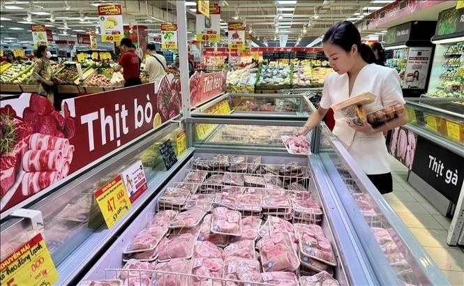 Người dân Thành phố Hồ Chí Minh ưu tiên lựa chọn thực phẩm khuyến mãi để tiết kiệm chi phí. Ảnh: Hương Giang/TTXVN