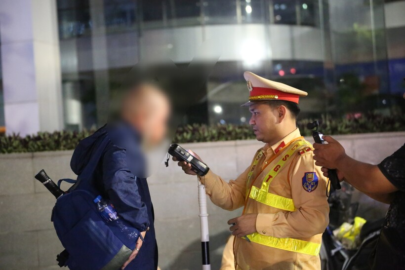 Người dân chấp hành nghiêm chỉnh thổi kiểm tra nồng độ cồn khi lực lượng CSGT yêu cầu.