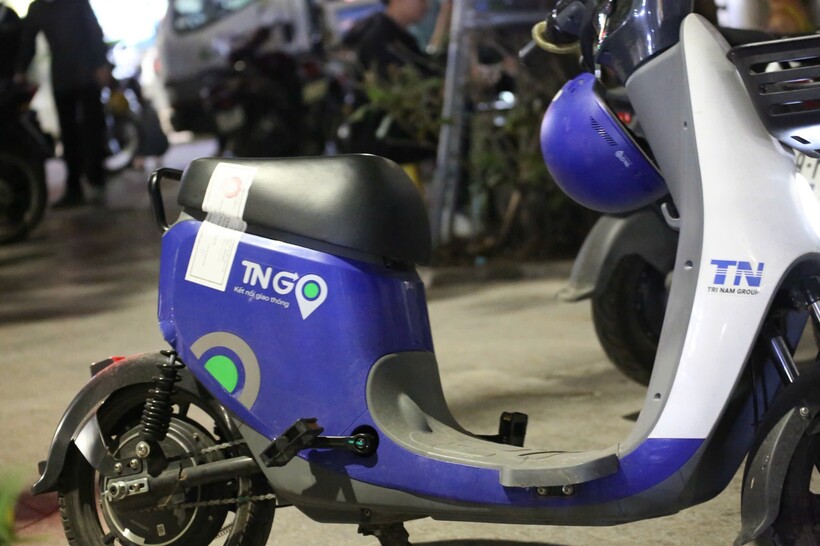 Chiếc xe đạp điện công cộng do người đàn ông điều khiển sau khi uống rượu bia bị CSGT niêm phong.
