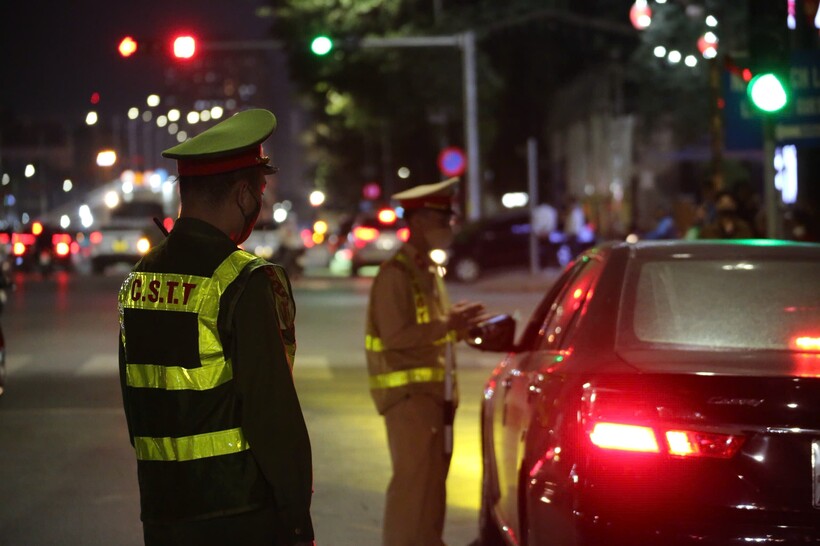 CSGT Hà Nội tiến hành kiểm soát nồng độ cồn tại nút giao Phạm Hùng – Tôn Thất Thuyết, đảm bảo an toàn giao thông.