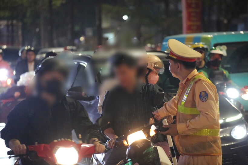 Lực lượng CSGT Hà Nội kiểm tra nồng độ cồn trên nhiều tuyến phố tối cuối tuần.