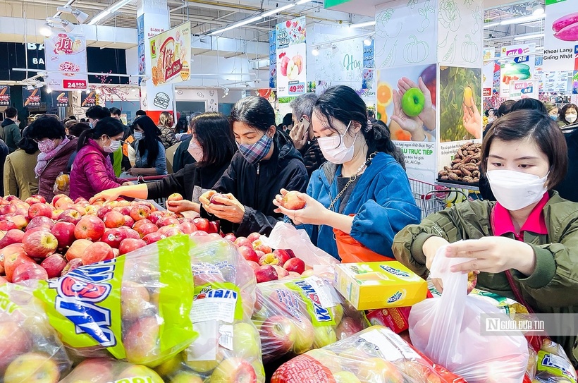 Tăng lương nhưng đồng thời làm tốt kiểm soát giá cả, ổn định thị trường.