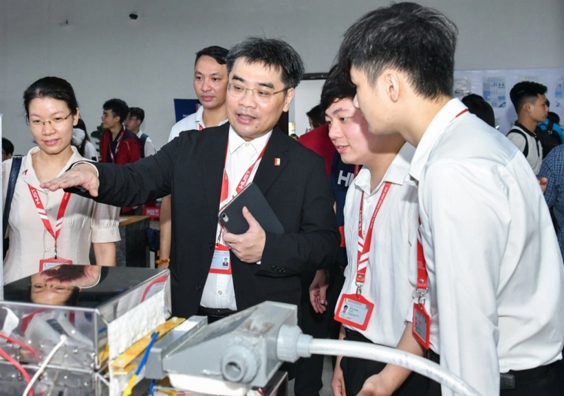 Lãnh đạo Đại học Bách khoa Hà Nội trao đổi với các sinh viên về sản phẩm nghiên cứu khoa học. Ảnh: Dân trí