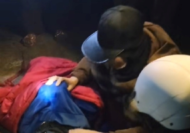 Sau nhiều giờ tìm kiếm, lực lượng chức năng và người thân đã tìm thấy thi thể cháu Y.B.N. dưới hồ nước. Ảnh: Phụ nữ TP.HCM