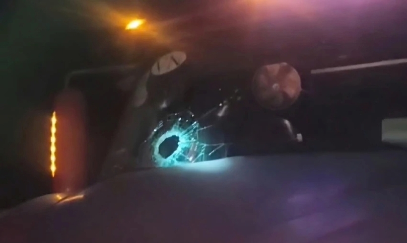 Một xe ô tô đầu kéo bị ném đá vỡ kính trên cao tốc. Ảnh: Pháp luật TP.HCM