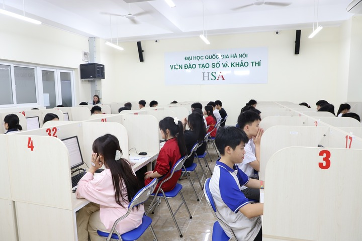 Thí sinh thi Đánh giá năng lực HSA 2026 điểm Viện Đào tạo số và Khảo thí tại Hòa Lạc. Ảnh: VTC News
