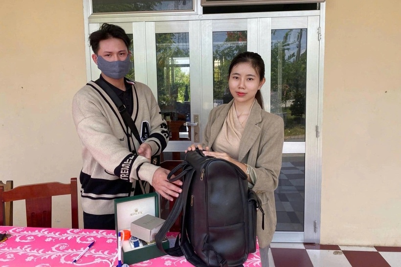 Chị Nguyễn Thị Kim Phương bàn giao tài sản cho người đánh rơi. (Ảnh: Dân trí)