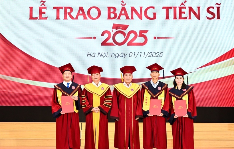 PGS Nguyễn Phong Điền (thứ hai từ trái sang) và lãnh đạo trường Vật liệu thuộc Đại học Bách khoa Hà Nội trao bằng cho các tân tiến sĩ hồi tháng 11/2025. Ảnh: HUST