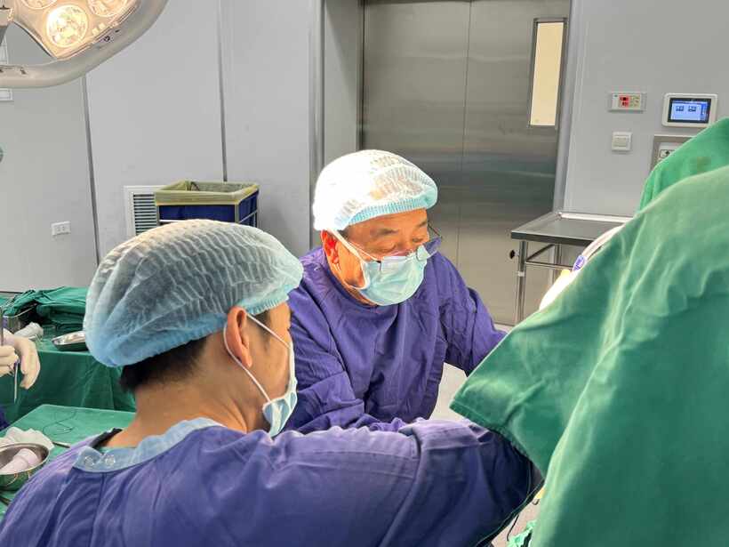 TTƯT.TS.BS Lê Minh Sơn cùng ê-kíp thực hiện phẫu thuật cho người bệnh.