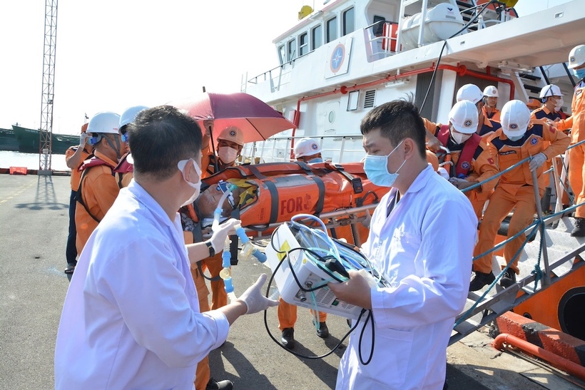 Bệnh nhân được đưa về bờ an toàn