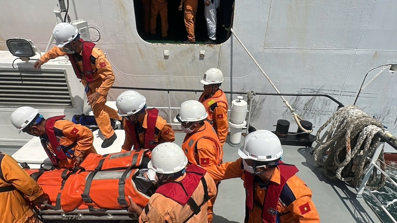 Lực lượng tìm kiếm cứu nạn vận chuyển bệnh nhân từ tàu khách Pacific World sang tàu SAR272 để đưa về bờ