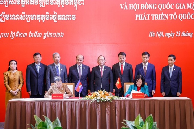 Bà Bùi Thị Minh Hoài, Ủy viên Bộ Chính trị, Bí thư Trung ương Đảng, Chủ tịch Uỷ ban Trung ương MTTQ Việt Nam và bà Men Sam An, Phó Chủ tịch Đảng Nhân dân Campuchia, Chủ tịch Hội đồng Quốc gia Mặt trận Đoàn kết Phát triển Tổ quốc Campuchia, Chủ tịch Hội Hữu nghị Campuchia - Việt Nam ký kết thỏa thuận hợp tác - Ảnh: VGP/Toàn Thắng