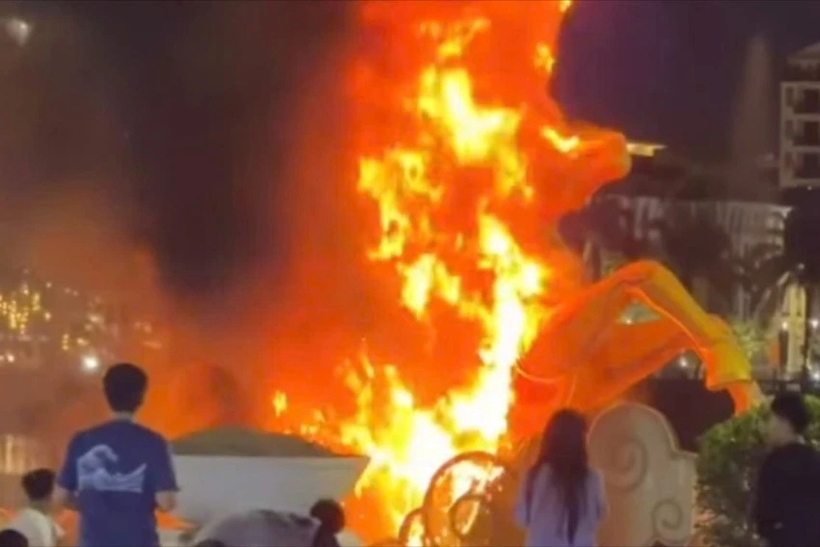 Linh vật ngựa ở công viên Thương Bạc (TP Huế) bất ngờ bốc cháy dữ dội. Ảnh: Pháp luật TP.HCM