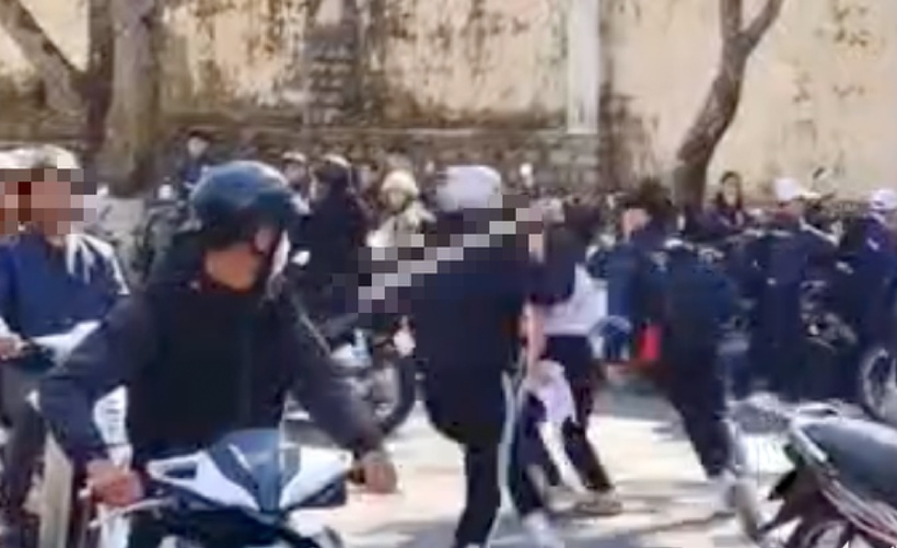 Hiện trường nhóm thanh thiếu niên xô xát trên đường Nhà Chung, trước cổng trường học ngày 12/3. Ảnh: Báo Lâm Đồng