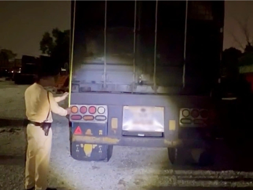 Lực lượng chức năng tiến hành kiểm tra và xử lý đối với các vi phạm của tài xế.