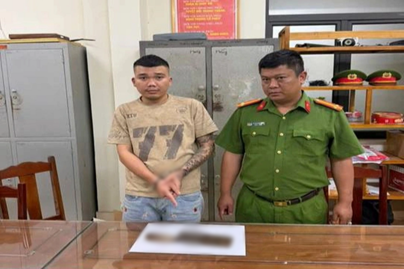 Đối tượng Dương Hữu Ninh cùng hung khí gây án. Ảnh: Công an Phú Thọ