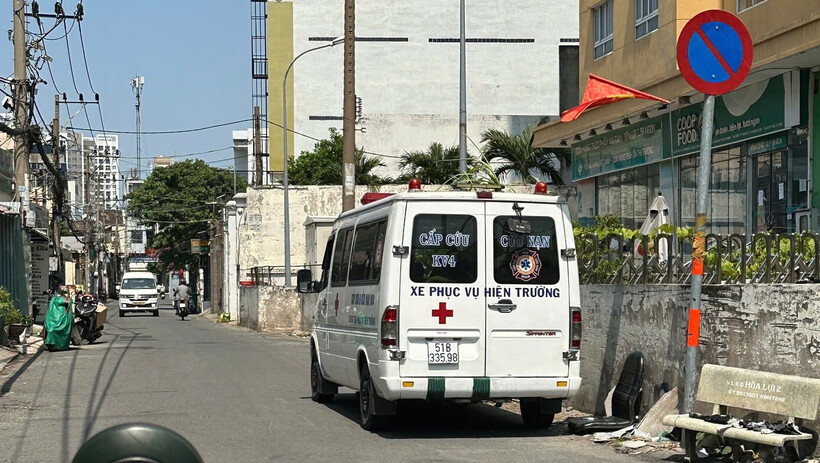 Xe cứu thương có mặt tại hiện trường. Ảnh: Tiền Phong