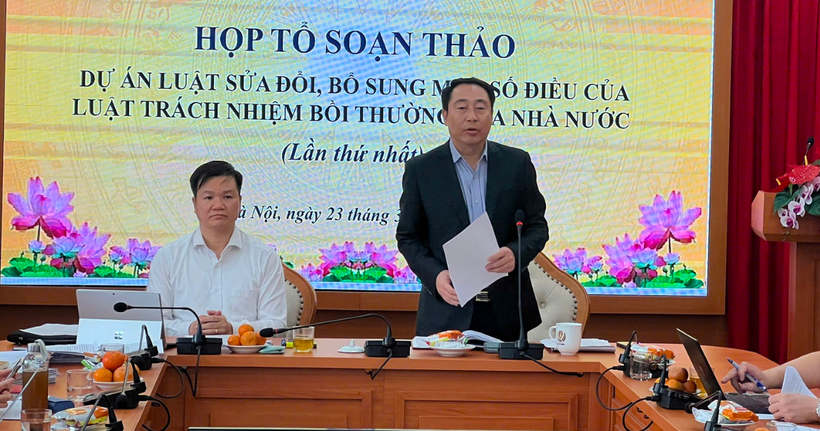 Ông Lê Vệ Quốc - Phó Tổ trưởng, Cục trưởng Cục Đăng ký giao dịch bảo đảm và Bồi thường nhà nước, Bộ Tư pháp chủ trì cuộc họp.