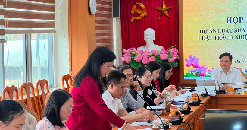 Các thành viên Tổ soạn thảo và đại biểu đưa ra ý kiến tại cuộc họp.