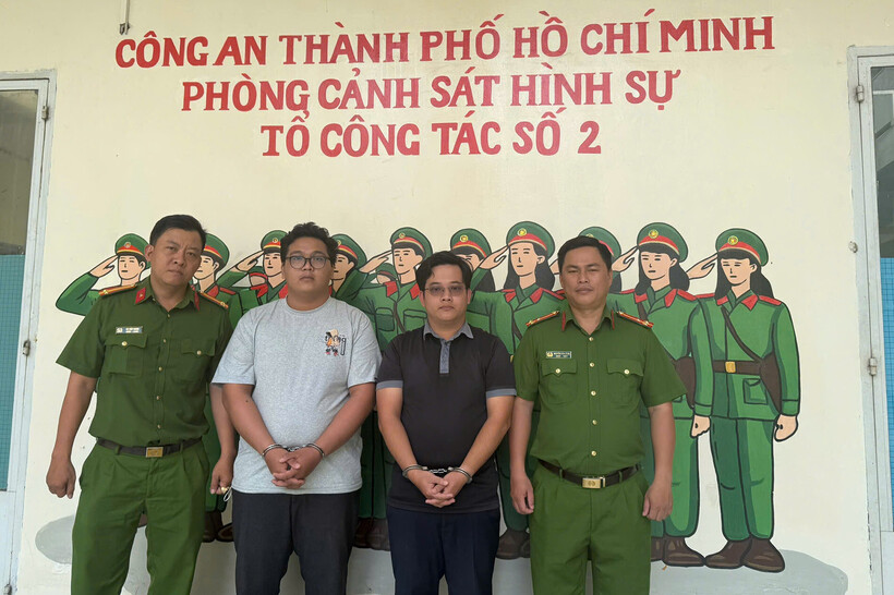 Đức và Thịnh (áo đen) tại Công an TP.HCM. Ảnh: Vietnamnet
