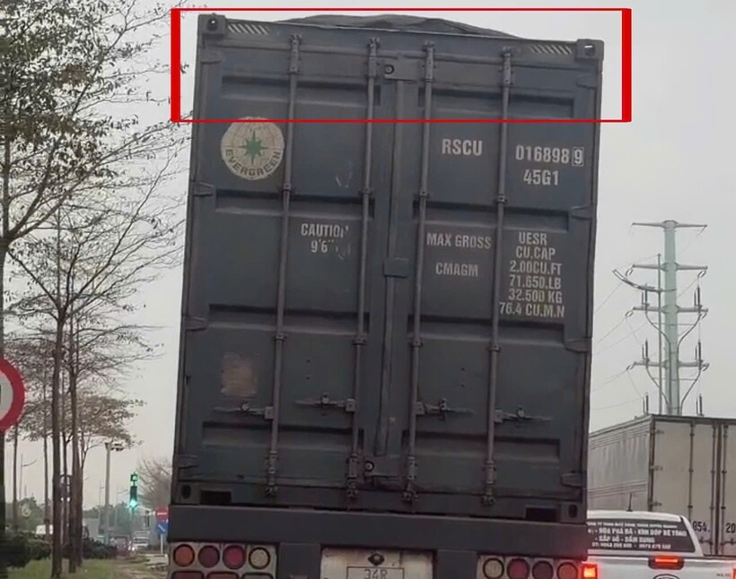 Xe đầu kéo chở container được cắt nóc để chở hàng.