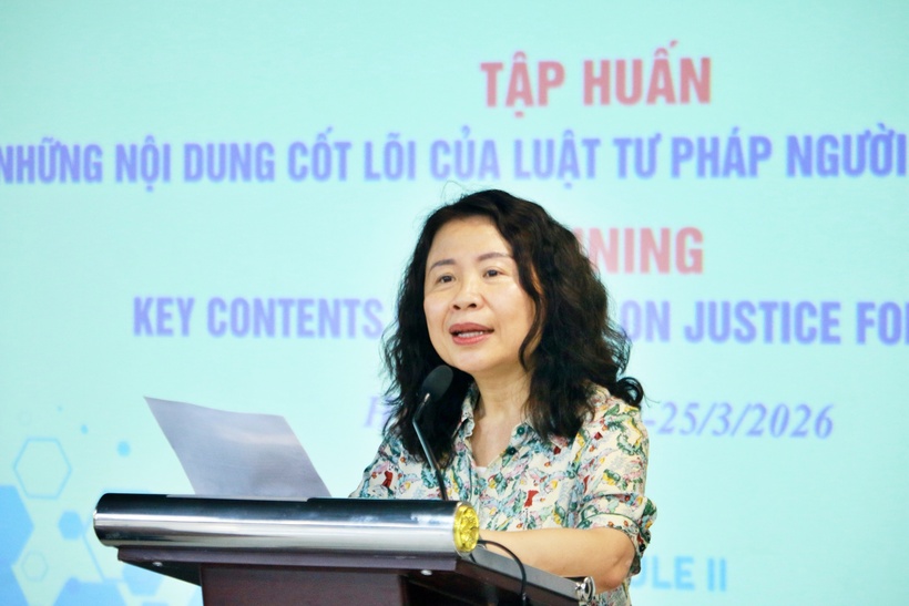 Bà Nguyễn Thanh Trúc (Chuyên gia Bảo vệ trẻ em, UNICEF tại Việt Nam) phát biểu tại lớp tập huấn.