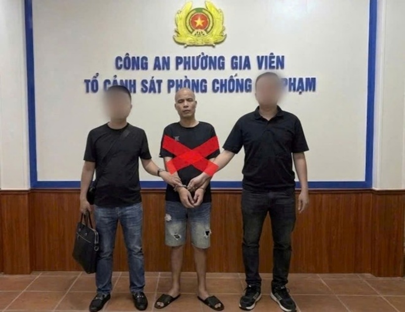 Công an phường Gia Viên bắt giữ đối tượng truy nã Đoàn Văn Pha. (Ảnh: Công an Hải Phòng)