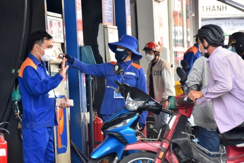 Bộ Tài chính đề xuất giảm thuế bảo vệ môi trường với xăng, dầu. (Ảnh: Người lao động)