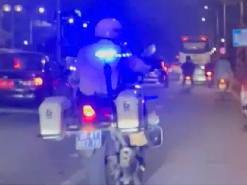 Thượng uý Sơn dùng xe chuyên dụng mở đường cho xe chở cháu bé bị nạn đi cấp cứu.