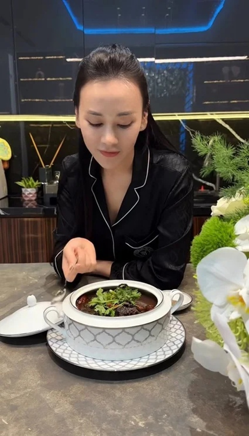 Phương Oanh thu hút sự chú ý khi đăng tải đoạn clip tự tay vào bếp nấu ăn sau thời gian khá im ắng trên mạng xã hội. Ảnh: SaoStar