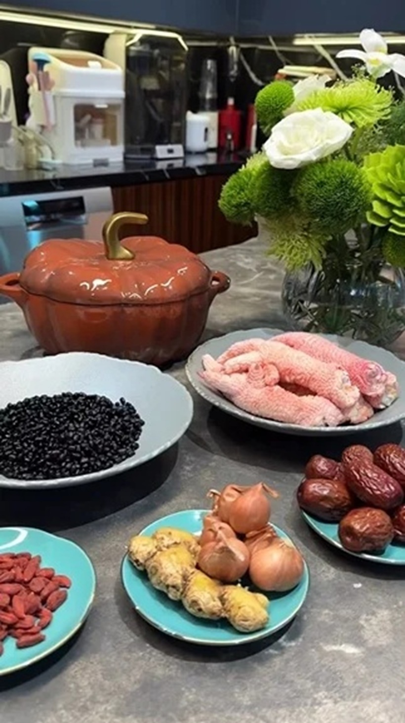 Chân gà Đông Tảo hầm thuốc bắc là món được nhiều người sành ăn ưa chuộng. Ảnh: SaoStar