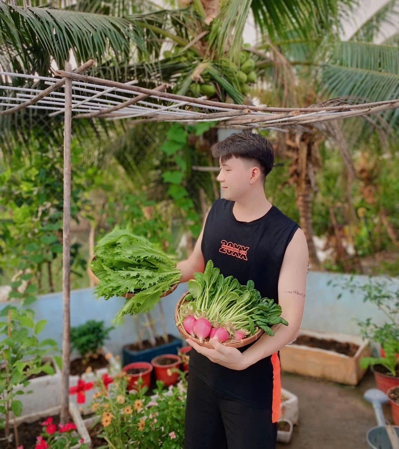 Dãy trọ của Tú nằm liền kề nhà chủ, phía sau có một khoảng sân nhỏ hẹp chỉ vỏn vẹn 3m2 với nền và tường bao đều bằng xi măng khô khốc. Trong suốt 4 năm đầu, góc sân này đối với anh chỉ là nơi hít thở không khí bình thường. Phải đến năm 2024, ý tưởng phủ xanh không gian sống mới nảy ra trong đầu chàng trai trẻ.