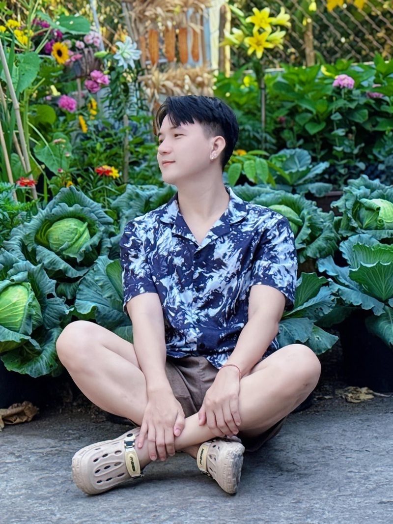 Những lời chê bai "rảnh rỗi" hay "tốn kém" ban đầu giờ đây đã nhường chỗ cho sự ngưỡng mộ trước sự kiên trì và thành quả ngọt ngào của anh. Với Tú, khu vườn không chỉ cung cấp thực phẩm mà còn là nơi giúp anh tìm thấy sự an nhiên, chứng minh rằng dù ở trong không gian chật hẹp của phòng trọ, người ta vẫn có thể tạo ra một cuộc sống xanh và ý nghĩa.