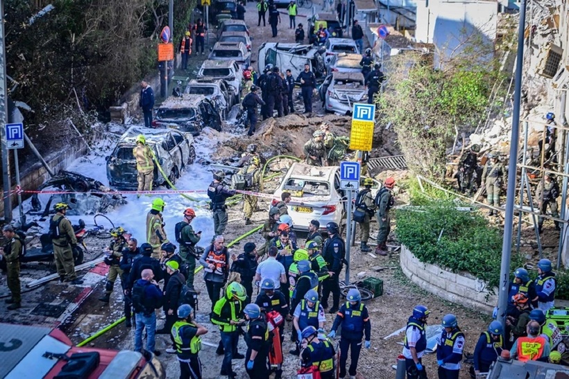 Hiện trường vụ tấn công tên lửa của Iran ở Tel Aviv (Israel) ngày 24/3. Ảnh: Avshalom Sassoni/Flash90