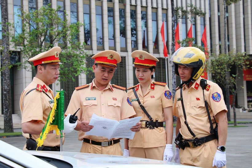 CSGT Hà Nội triển khai phương án dẫn đoàn.