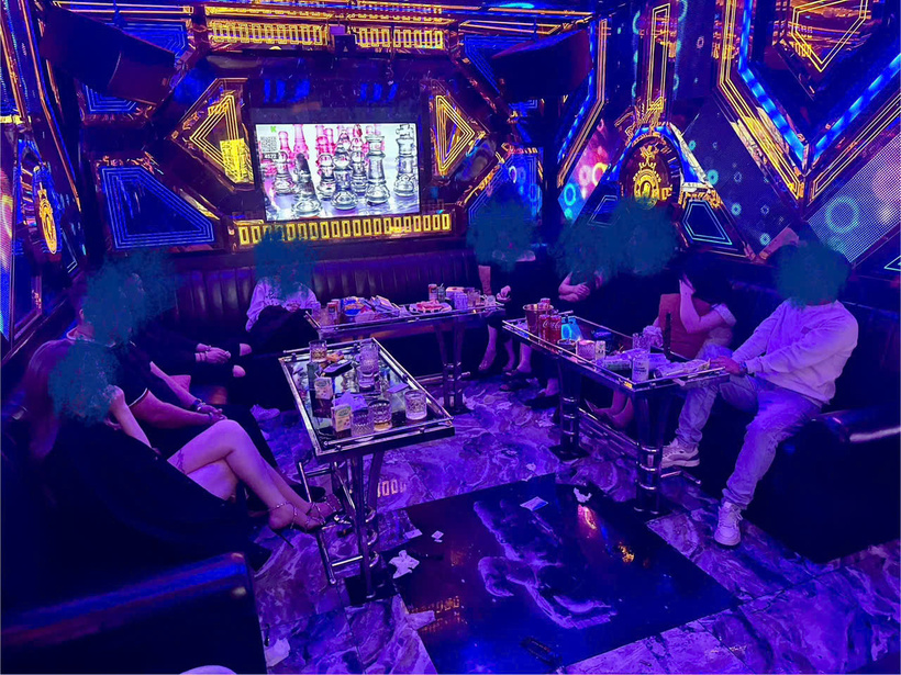 Nhóm đối tượng tổ chức sử dụng trái phép chất ma túy tại quán karaoke. Ảnh: Công an tỉnh Quảng Ninh