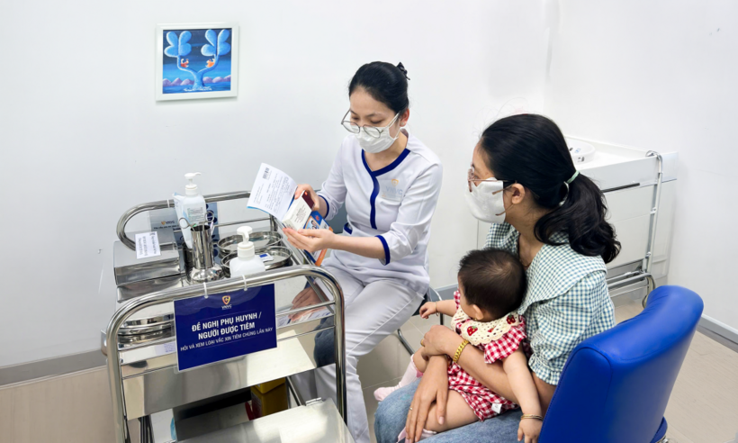 Nguy cơ não mô cầu rình rập, nhiều người vội vàng tiêm vắc xin bảo vệ sức khỏe
