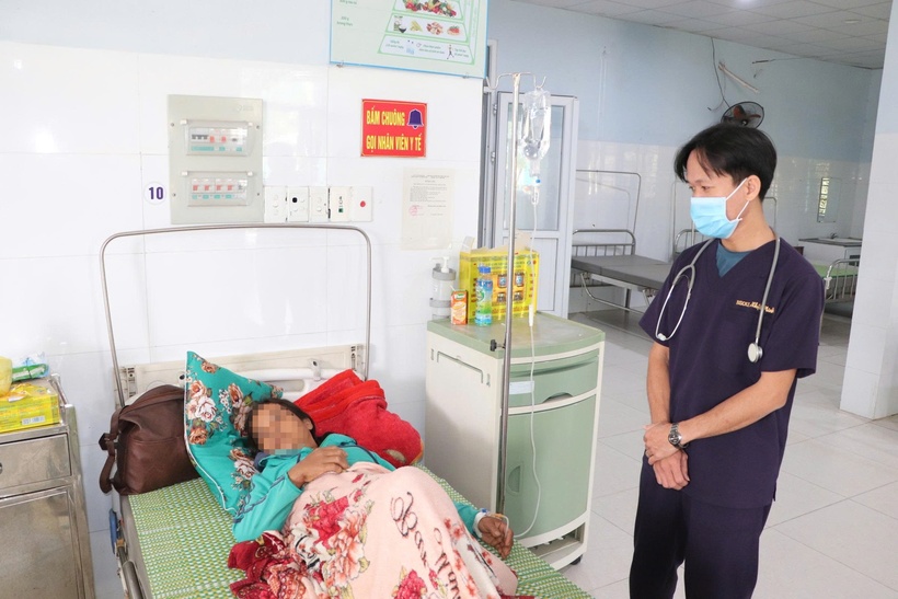 Một trường hợp bệnh nhân nhập viện trong tình trạng đau đầu, chóng mặt, nôn nhiều, đau bụng, tiêu chảy sau khi ăn cá ủ chua do người quen cho. Ảnh: Người Lao Động.