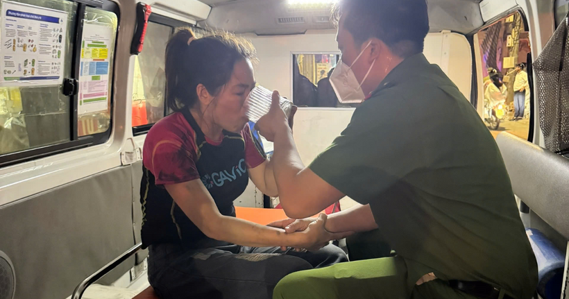 Lực lượng CC&CNCH tiếp cận đưa người bị nạn xuống khu vực an toàn.